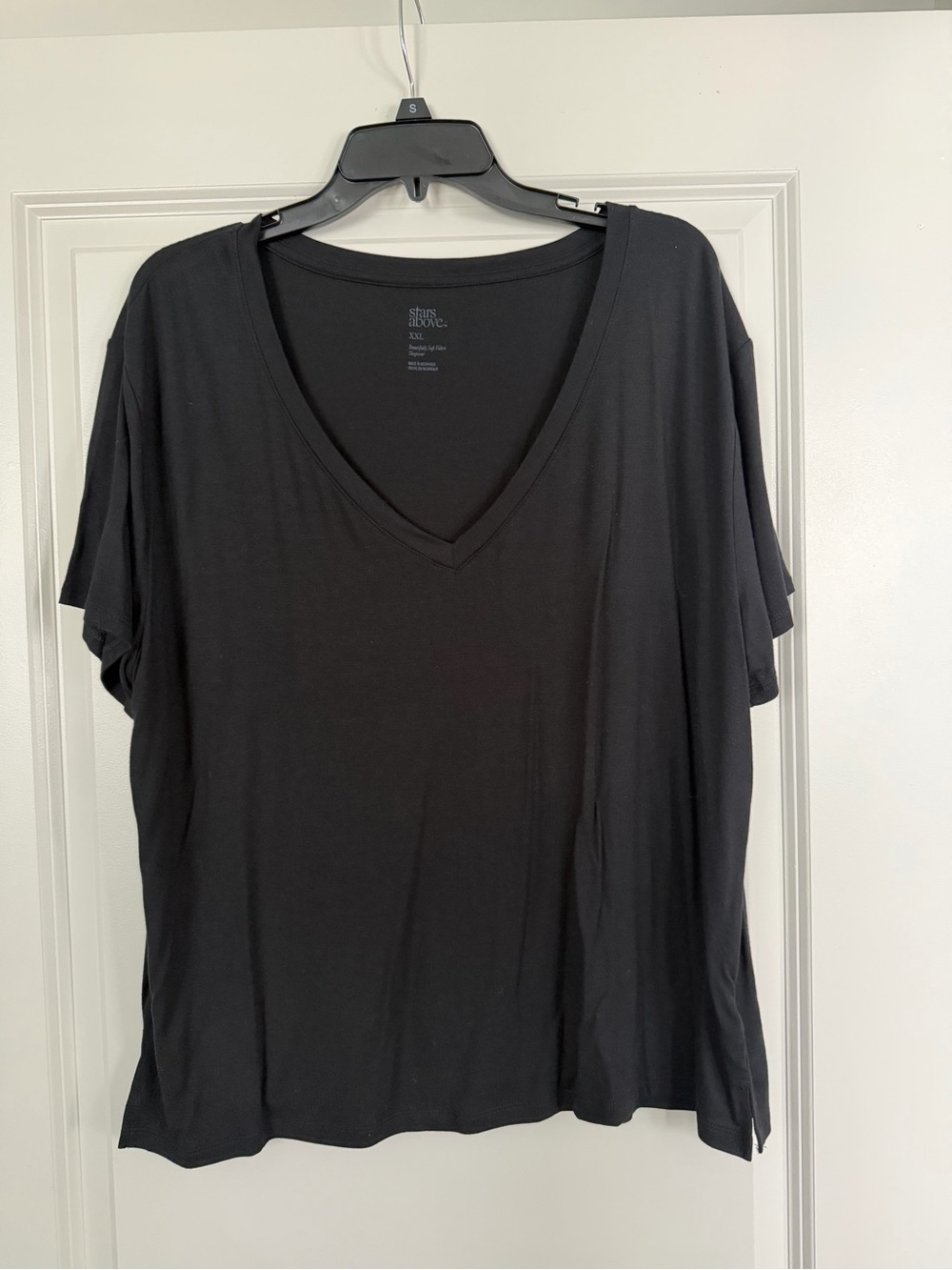 stars above Black V-Neck Short Sleeve Tee